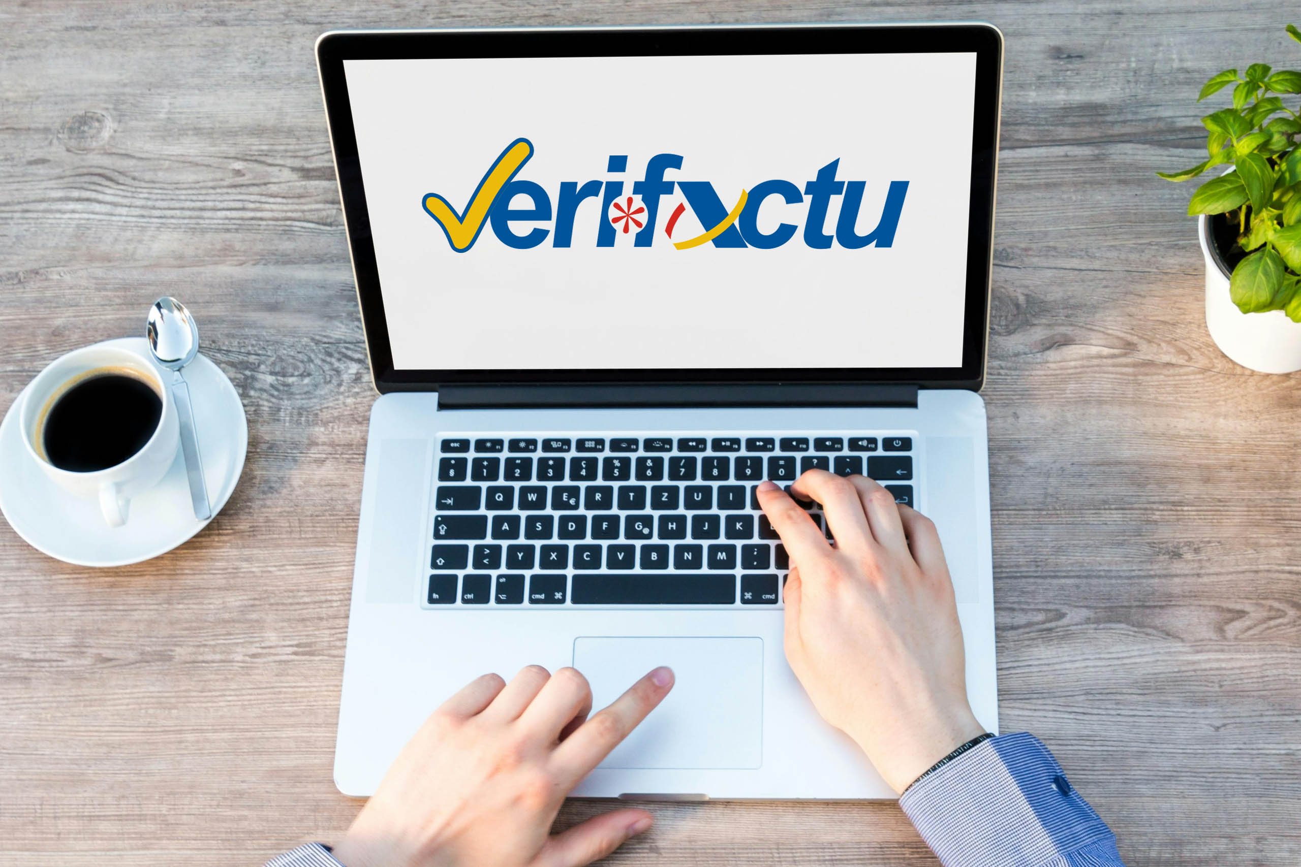 Portátil con el logotipo de VERI*FACTU sobre un escritorio de trabajo